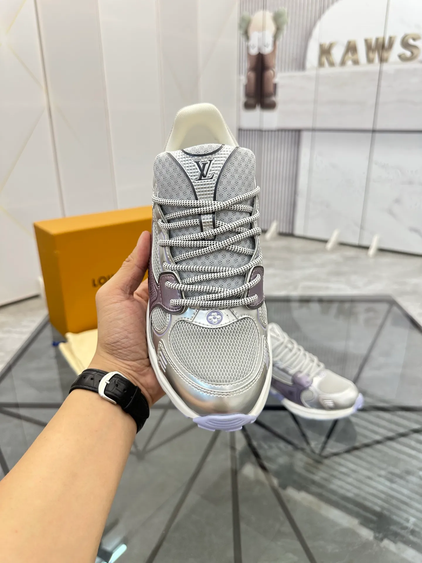Men's shoes: 💰P660¥ Top quality Product trademark: LV* "Louis Vuitton*" low-top casual shoes Regular size: 35-44 (can be customized to 45.46) Couple style Product materials: Upper imported cowhide stitching original material, breathable lining, original outsole. Number: H218